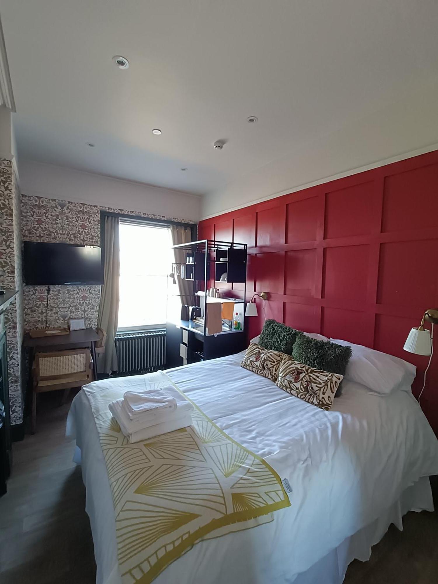 Rooms On The Prom Τσέλτενχαμ Εξωτερικό φωτογραφία